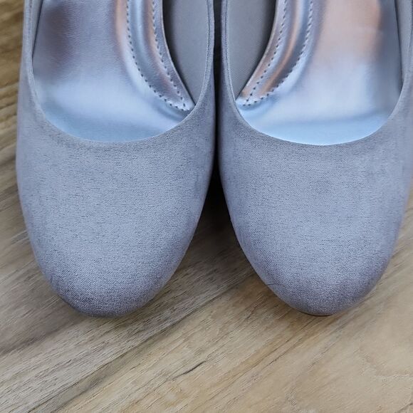 🩵Comfort Plus by Predictions Light Gray Suede Heels Size 7.5 - Picture 9 of 13